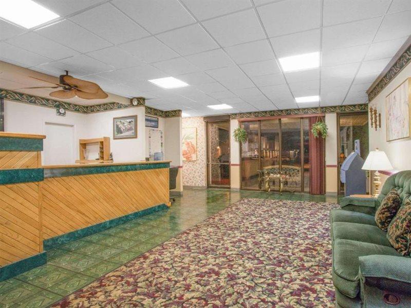 Super 8 By Wyndham Carlisle North Motel Bagian luar foto