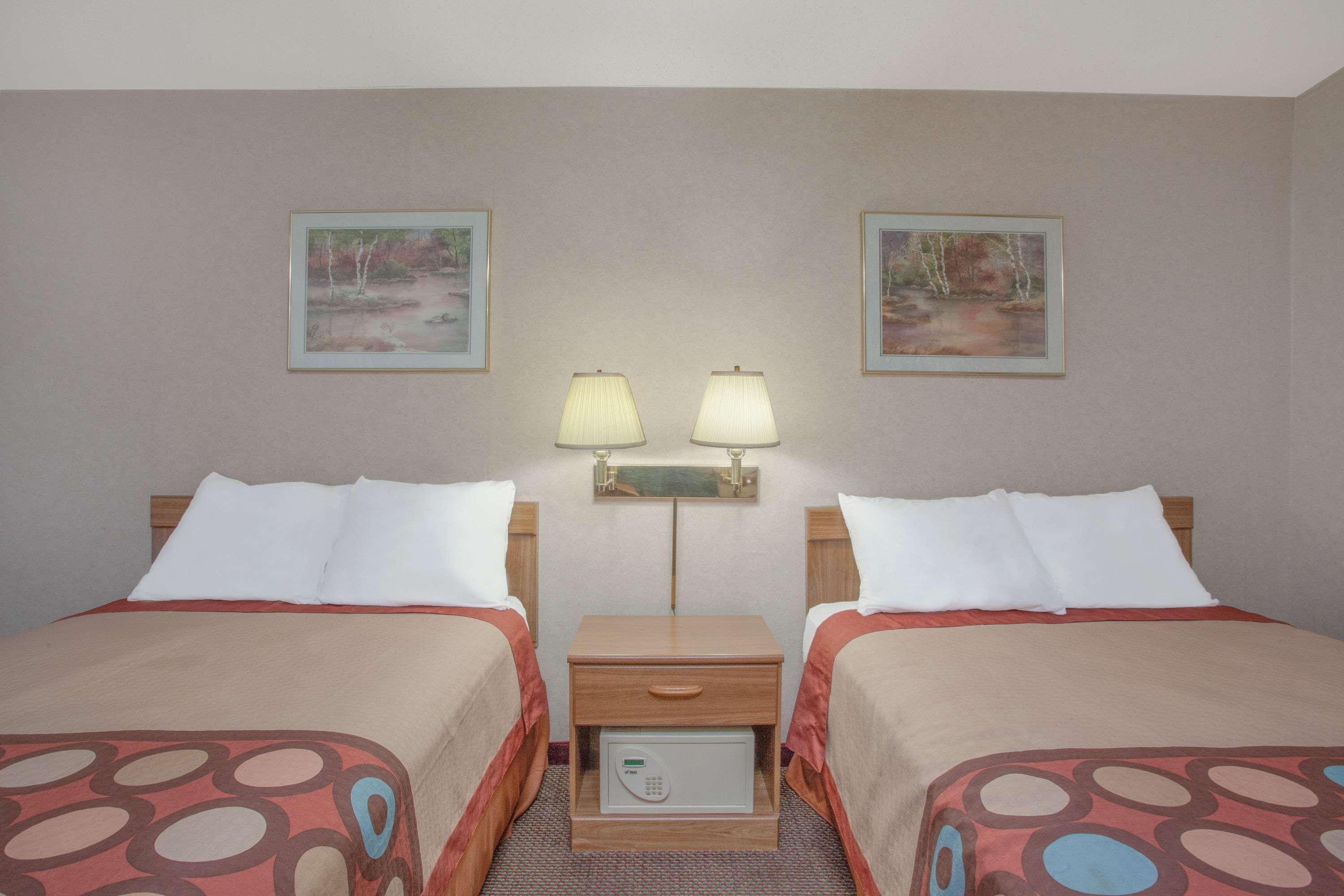Super 8 By Wyndham Carlisle North Motel Bagian luar foto