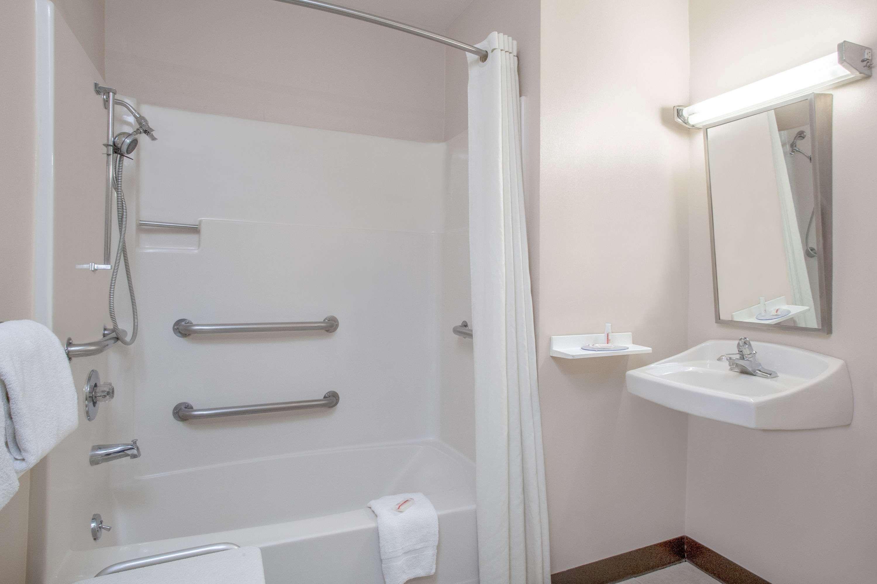 Super 8 By Wyndham Carlisle North Motel Bagian luar foto