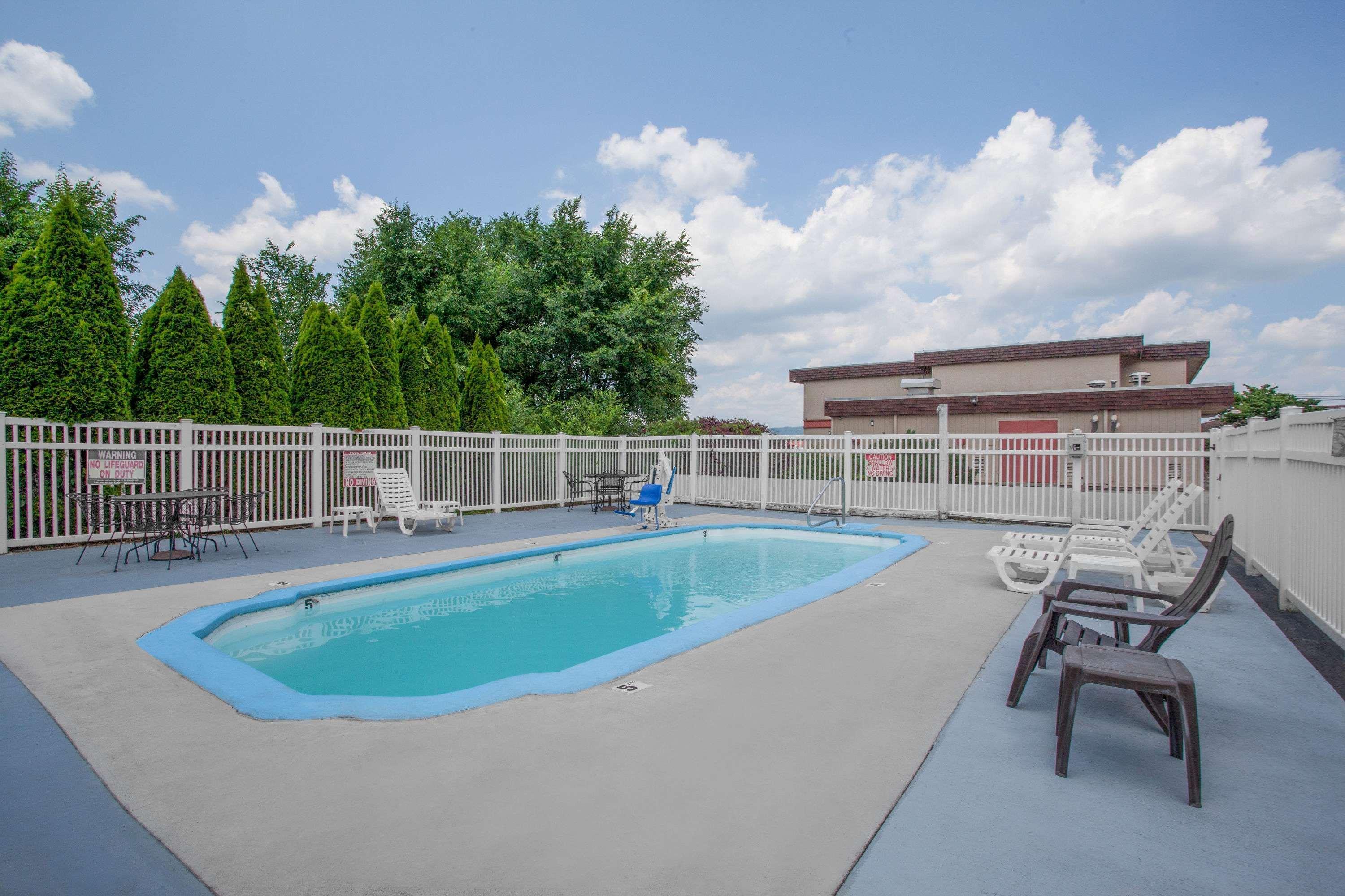 Super 8 By Wyndham Carlisle North Motel Bagian luar foto