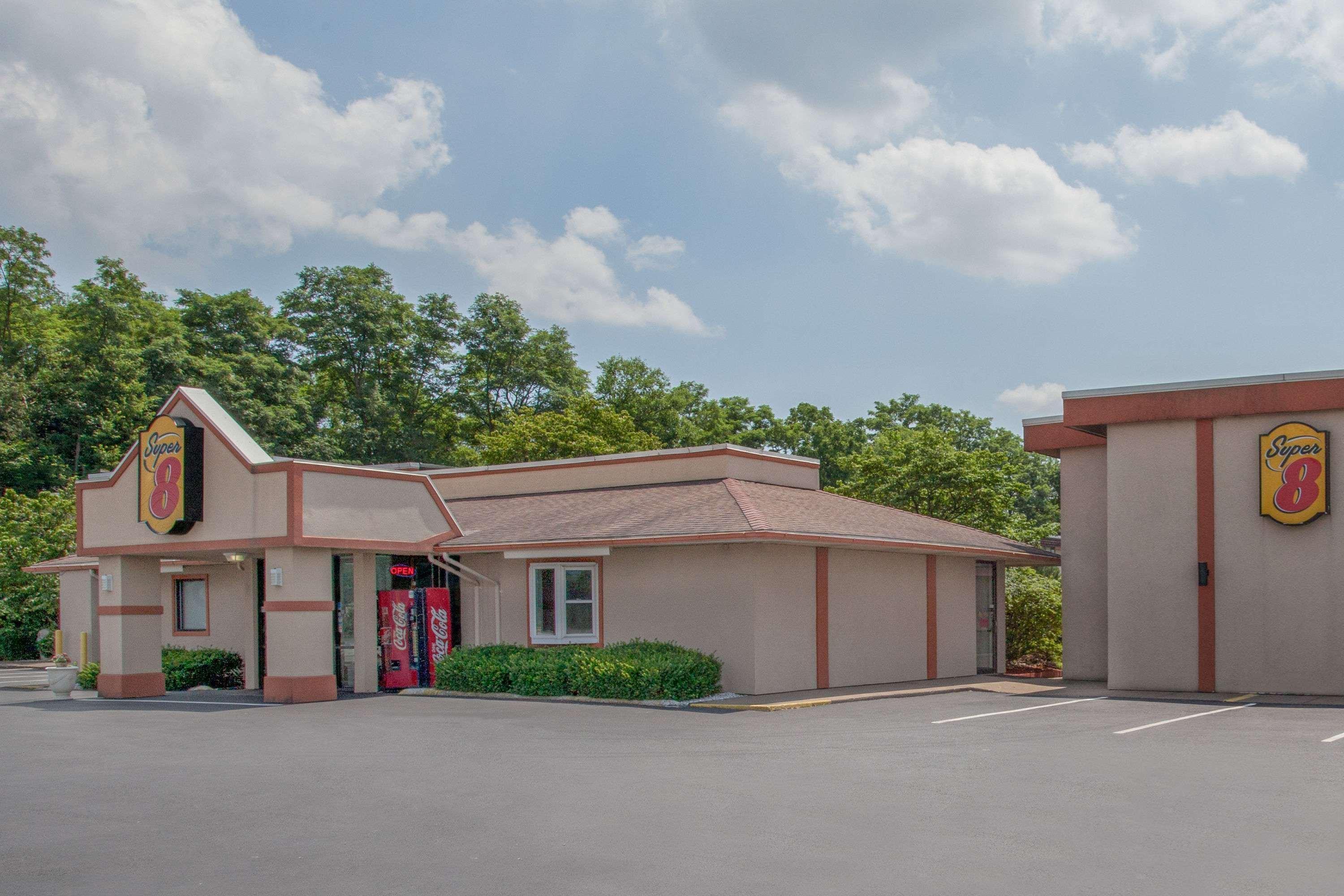 Super 8 By Wyndham Carlisle North Motel Bagian luar foto