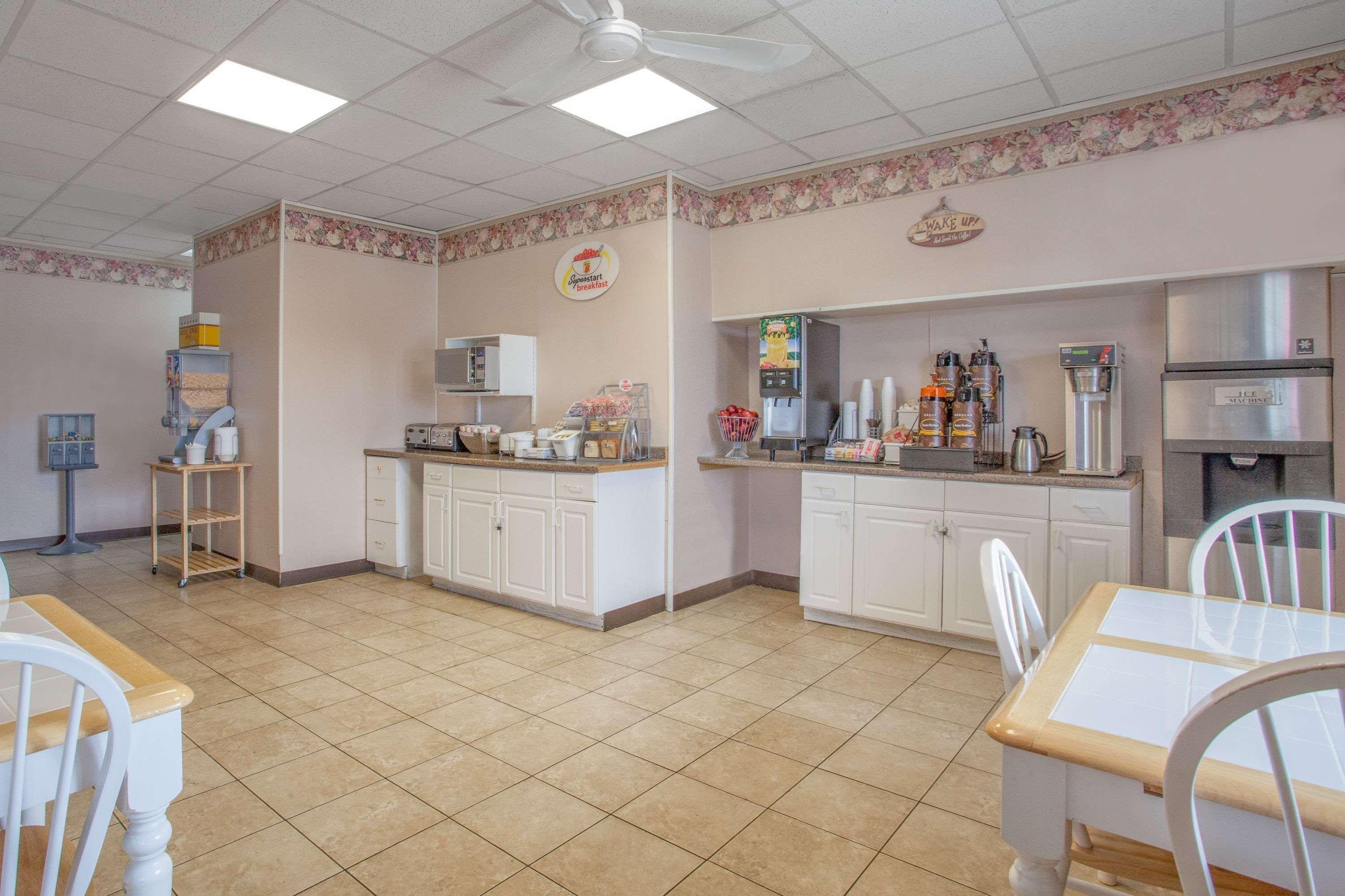 Super 8 By Wyndham Carlisle North Motel Bagian luar foto