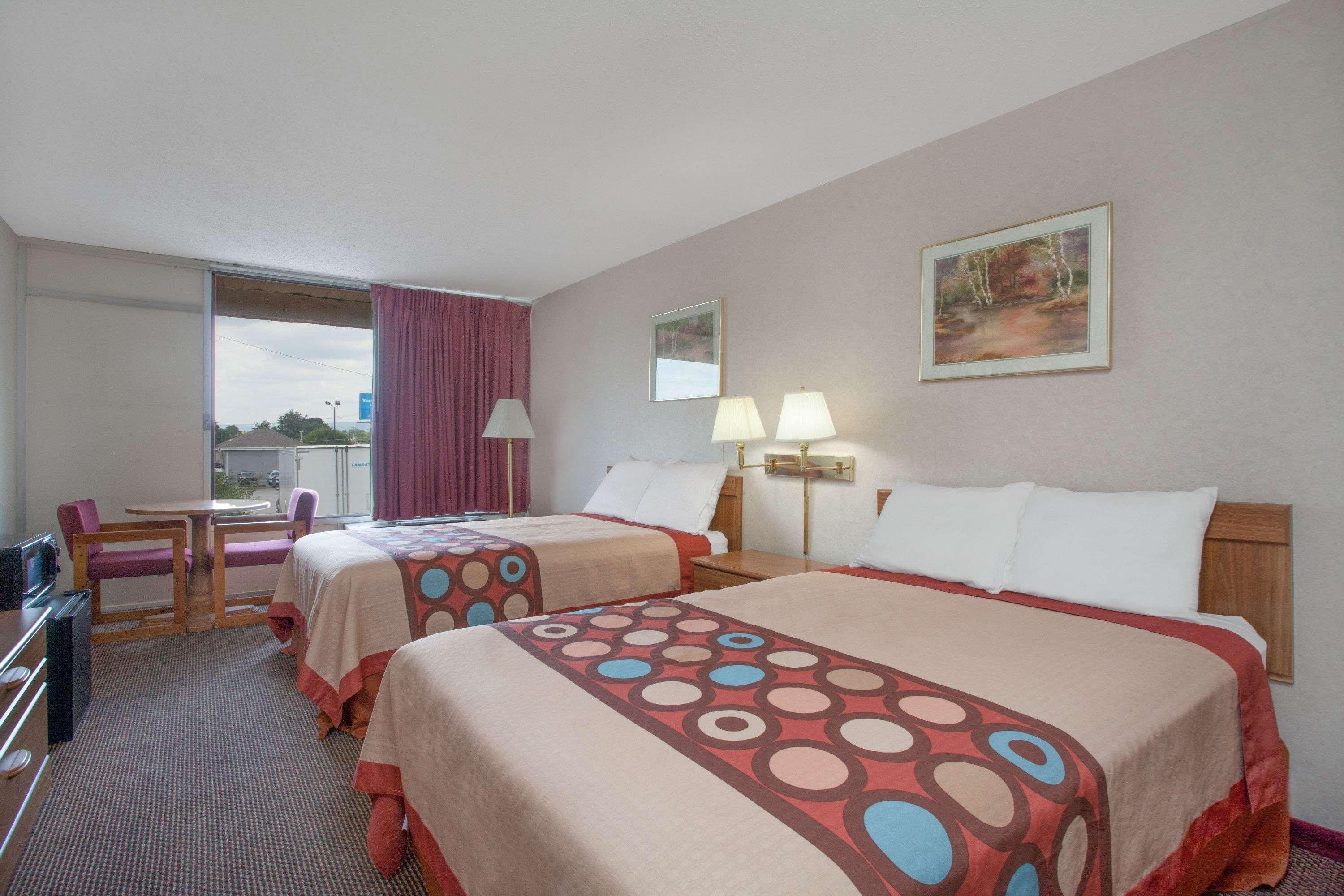 Super 8 By Wyndham Carlisle North Motel Bagian luar foto
