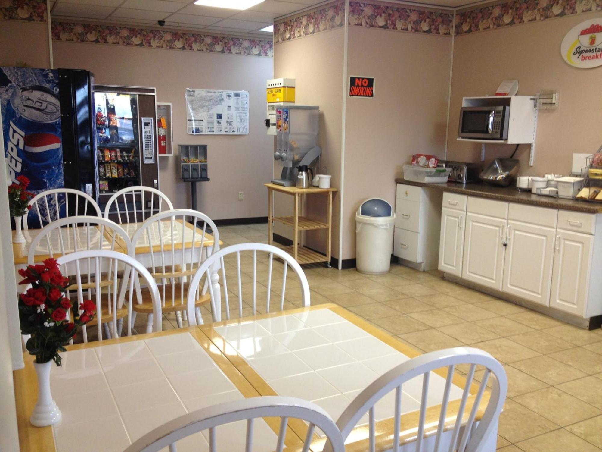 Super 8 By Wyndham Carlisle North Motel Bagian luar foto